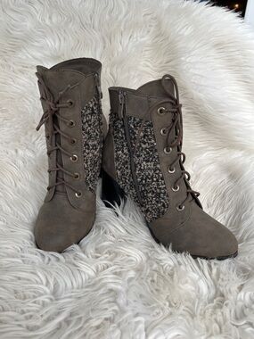 2 Lips Too Lace-Up Ankle Boots in Taupe with Tweed Panels